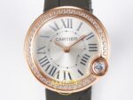 Cartier Ballon Blanc De Cartier Bayan ETA Saat 30mm Roma Rakamlı Kadran ve İbre Detayı Yakın Plan Super Clone — Kadran ve Bezel Görünümü