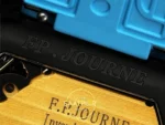 F.P. Journe Élégante Titalyt Siyah-Gri Kadran Mavi Kordon Super Clone ETA - Arka Kapak FP Journe Gravürü ve Kordon Bağlantı Detayı — Kadran ve Bezel Görünümü
