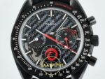Omega OMG -SpeedMaster DSOM Team Alinghi CER/LE Blk/Red SMF ZF Factory 44mm Kadran İndeks ve İbre Detay Yakın Çekim Super Clone — Kadran ve Bezel Görünümü