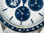 Omega OMG - SpeedMaster Snoopy 50th Anni. SS/NY Wht/Blu ZF Factory 42mm Sol Yan Kasa Kalınlık ve Fırçalanmış Yüzey Profili Super — Kadran ve Bezel Görünümü