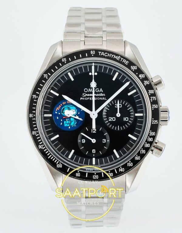 Omega OMG - SpeedMaster Snoopy Apollo SS/NY Black Steel ZF Factory 42mm Ön Cephe Kadran ve Kasa Görünümü Super Clone ETA Saat
