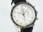 Omega OMG- SpeedMaster Snoopy Apollo SS/NY White SMF A3861 ZF Factory 42mm Sağ 45 Derece Çapraz Kasa ve Kurma Tepesi Profili — Kadran ve Bezel Görünümü