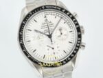 Omega OMG - SpeedMaster Snoopy Apollo SS/NY White Steel ZF Factory 42mm Sağ 45 Derece Çapraz Kasa ve Kurma Tepesi Profili Super — Kadran ve Bezel Görünümü